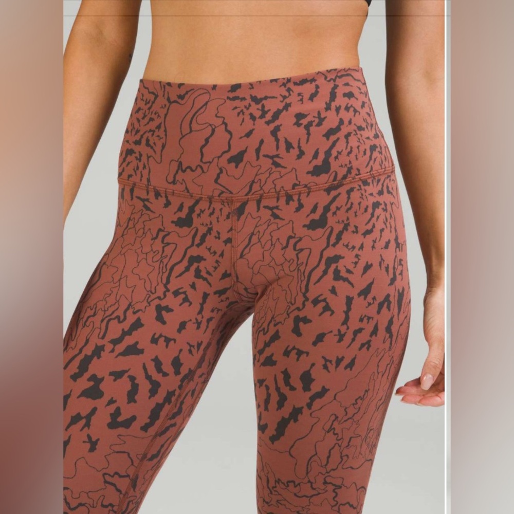 High-Rise Crop 23"
ColourCamo Contour Jacquard Ancient Copper Graphite Grey